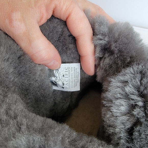 Ugg Women's Bailey Two Button High-Top Sheepskin Boot Size 9 - Picture 9 of 10